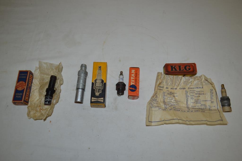 4 Vintage Spark Plugs with Boxes (1 of 10)