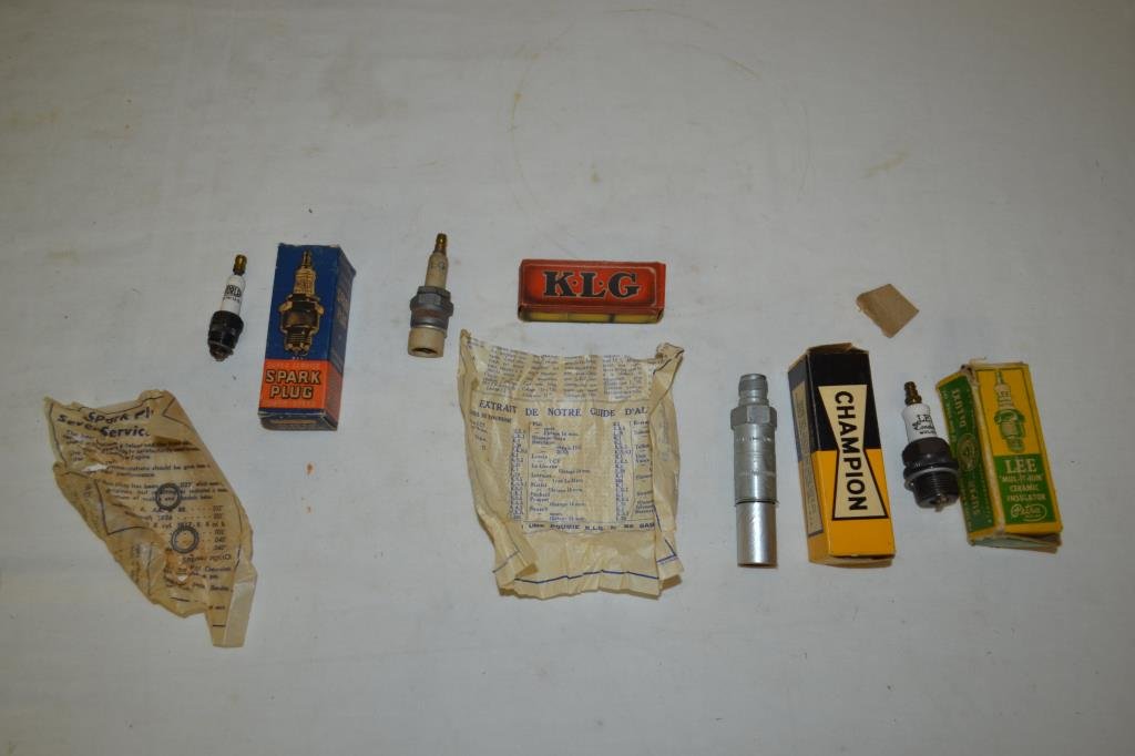 4 Vintage Spark Plugs with Boxes Incl. Lee (1 of 10)
