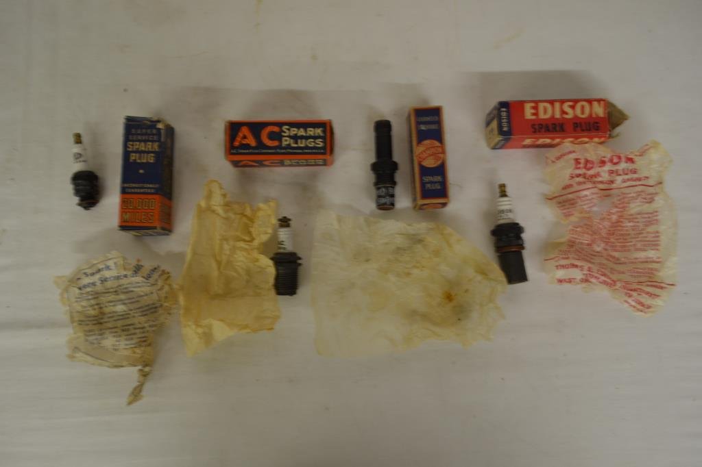 4 Vintage Spark Plugs with Boxes Incl. AC (1 of 10)