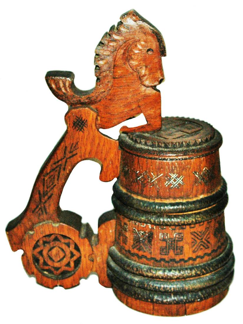 1L Carved Stein, Horse Thumblift & Cog Handle (1 of 2)