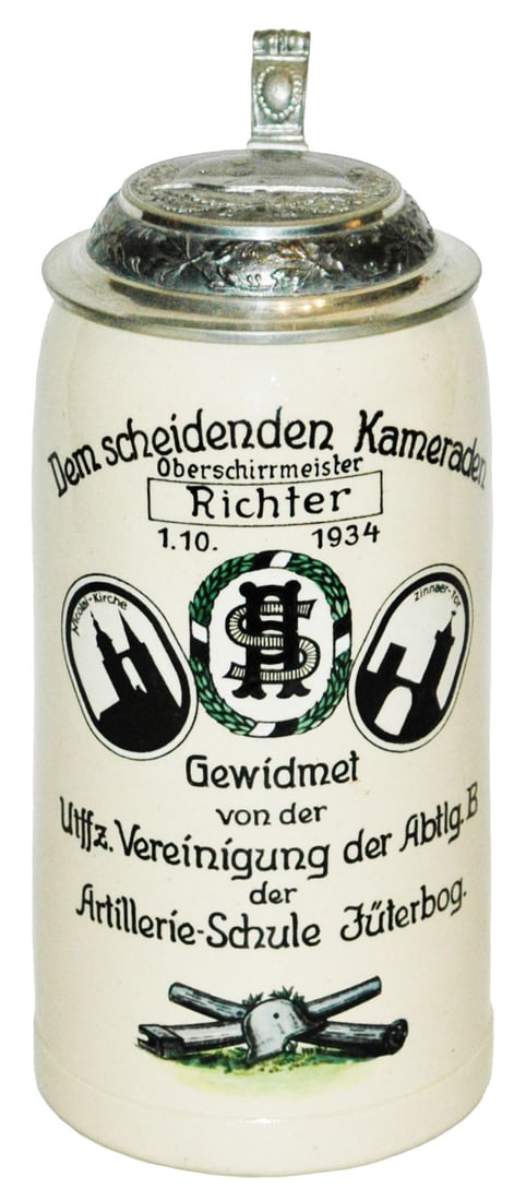 1L Third reich Regimenatl 1934 Stein w Helmet Lid: Third Reich Stein 1L Pottery. “Utffz. Wereinigung der Abtlg B Artilleri Schule Juterbog 1934.” Relief helmet lid. Mint.