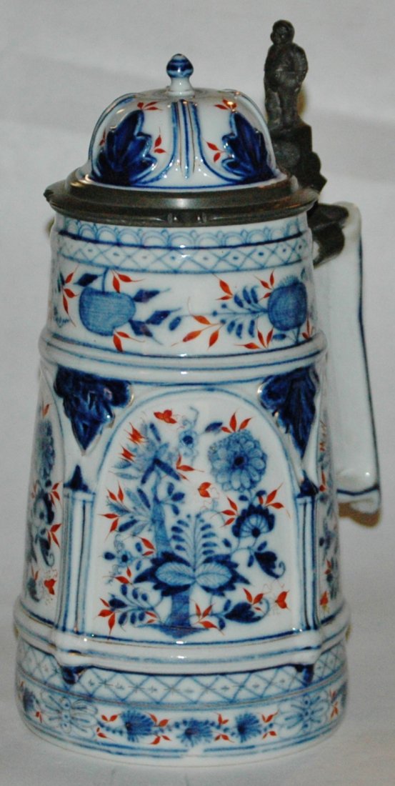 1-1/2L Blue Onion Stein w Innkeeper Thumblift: Porcelain 1 1/2L. Blue onion pattern with some red and gold. Matching inlay lid. Innkeeper thumblift. Mint.