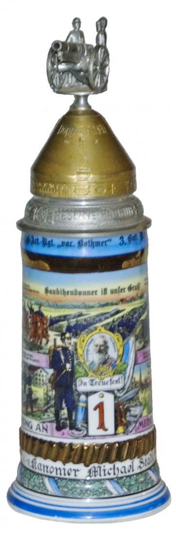 Fuss Art Vac Bother 3 Neu Ulm Crew Cannon Lid: Regimental Stein 1/2L Porcelain. “1. Fuss Art. Rgt. Vac. Bother 3. Batt. Neu Ulm 1911-1913, Kanonier Michael Stadler.” Four side scenes. Rear roster. Crew top cannon screw off lid. Mint.