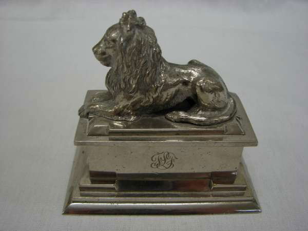 English Stamp Case Lion Ca 1900: Silver plate English Stamp case with lion on the lid. No marks. 3 1/8" height by 3 1/2" length.