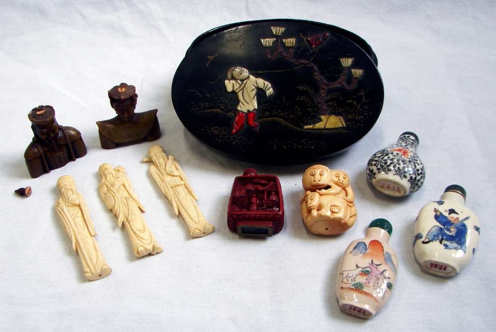 Lot of Chinese Japanese Snuff Bottles etc.: Miscellaneous Japanese porcelain and other smalls – some Chinese – including snuff bottles, a netsuke and a lacquer box.