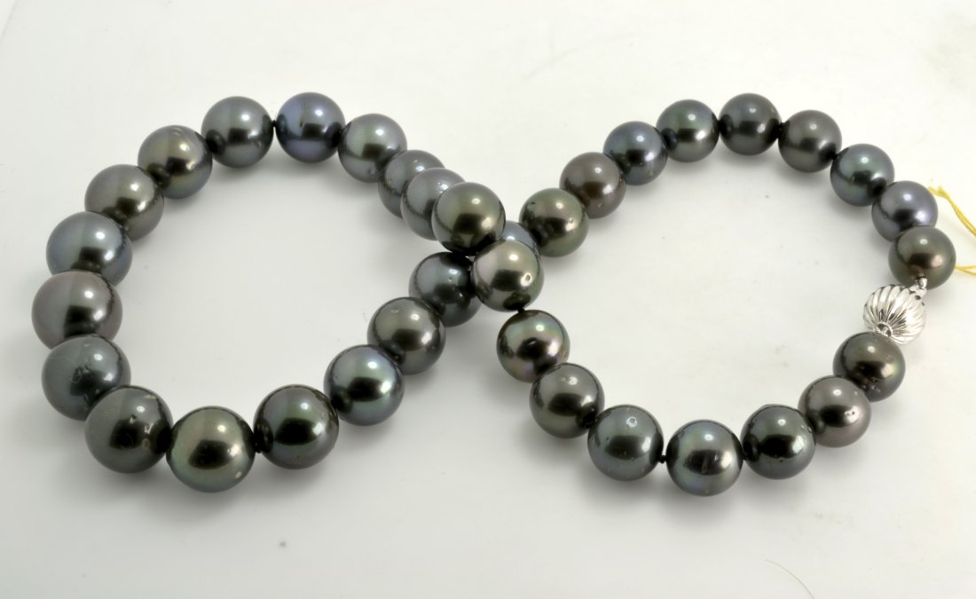 Tahitian Cultured Pearl Necklace AV: $13,500: 14K white gold Tahitian Cultured Pearl Necklace with *35 FINE TAHITIAN CULTURED PEARL NECKLACES* AV: $13,500 K19J85