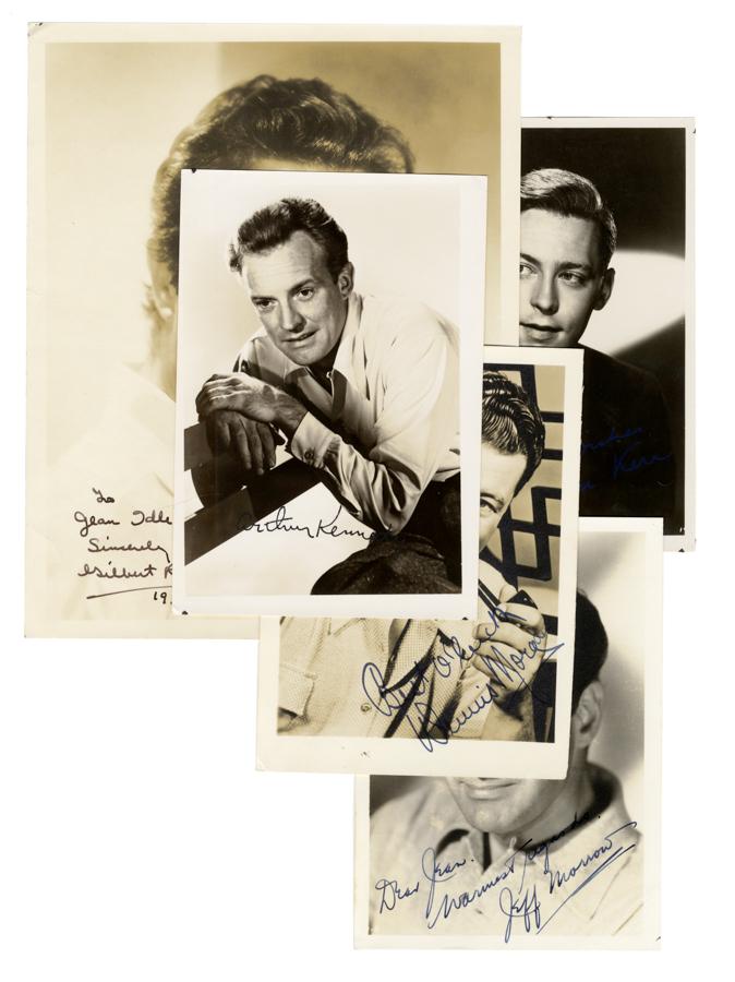 23 fotografie con firme di attori americani: Raccolta di 23 fotografie con dediche e firme autografe di attori americani. XX secolo. Manoscritti a inchiostro nero e blu. Dimensioni varie. Tra i nomi: Jack Lemmon, Bob Mitchum, Anthony Queen, Rich
