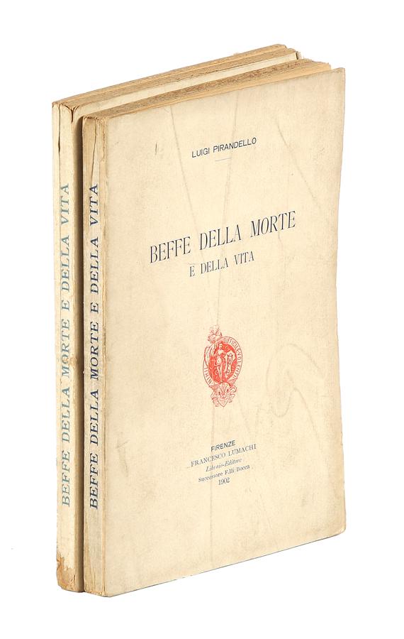 Pirandello, Beffe della morte e della vita: Pirandello Luigi, Beffe della morte e della vita. Firenze: Francesco Lumachi, 1902. In-16° (mm 191x130). Pagine [12], 184. Esemplare intonso. Brossura originale con titoli e fregi in blu e ro