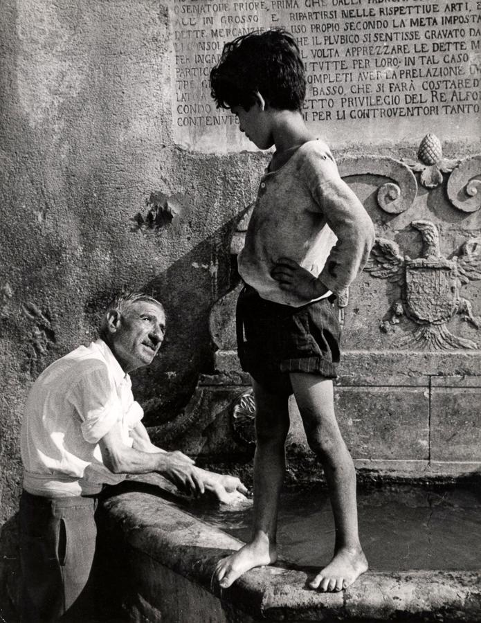 List Herbert, Bambino e anziano...: List Herbert, "Bambino e anziano di fianco ad una fontana". Palermo, anni â€™50 del XX secolo. Con timbro al verso “Herbert List / Copyright”. Dimensioni: 300x235 mm.