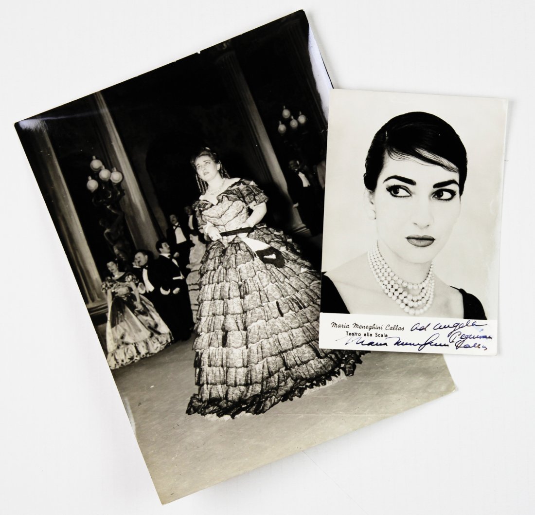Callas Maria: Callas Maria. Ritratto fotografico su cartolina non viaggiata con dedica e firma. Non datato. Il manoscritto a penna blu. “Vera Fotografia”. Al recto è indicato a stampa “Mari