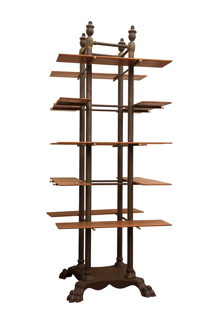 Mobile espositore a ripiani: Mobile espositore a ripiani. Fine del XIX secolo. Legno e metallo, piedi ferini. Dimensioni: 75x75x185 cm ca.