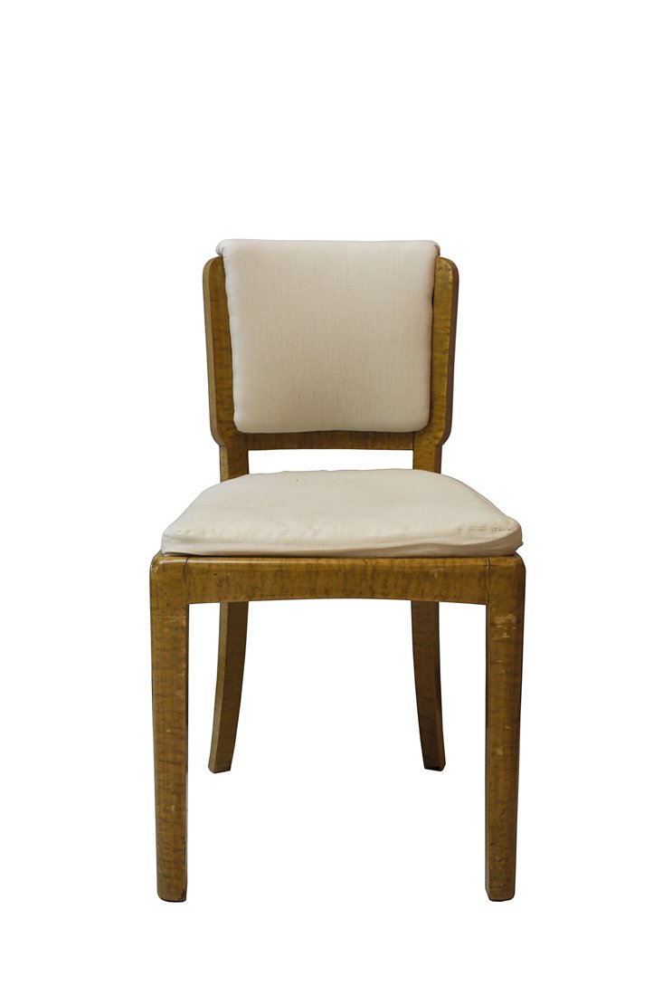 2 tavoli da cucito: 2 tavoli da cucito. Con piano in tela bianco. Dimensioni: 200x84x78 cm ca. SI AGGIUNGONO: 6 sedie. Legno chiaro e tela bianca. Dimensioni: 40x40x44 cm ca. (8)