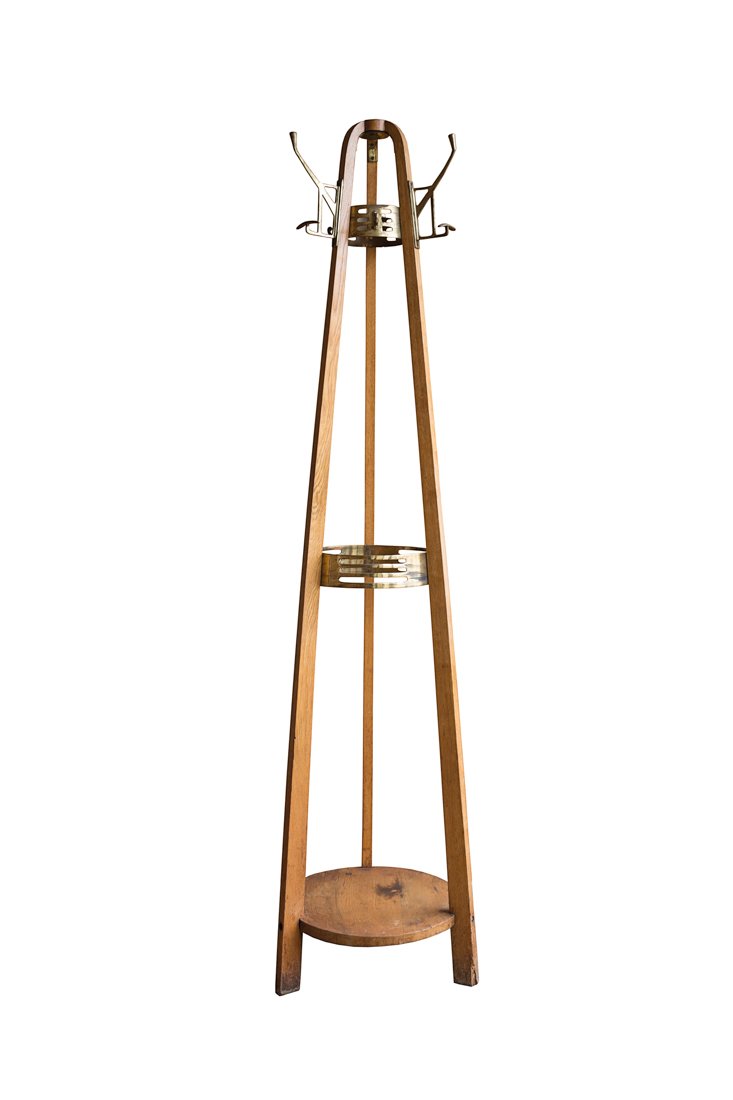 Appendiabiti: Appendiabiti. Legno e metallo dorato, Thonet Barcellona, marchio inciso su targhetta. Oggetto di non comune reperibilità. Dimensioni: altezza 180 cm, diametro di base 39 cm ca.