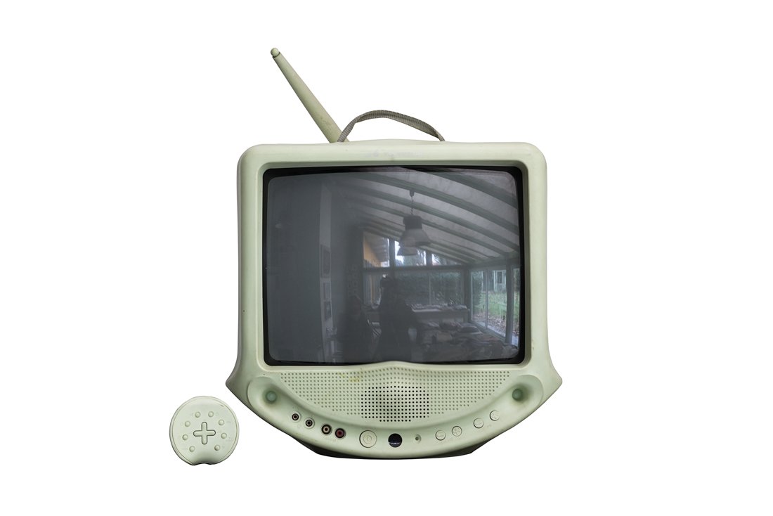 Lotto comprendente alcuni oggetti di modernariato: Lotto comprendente alcuni oggetti di modernariato: 1 ferro da stiro, 1 televisore con telecomando, 1 salvadanaio in metallo verniciato a forma di testa di bambino (gadget Coca-Cola). (3)