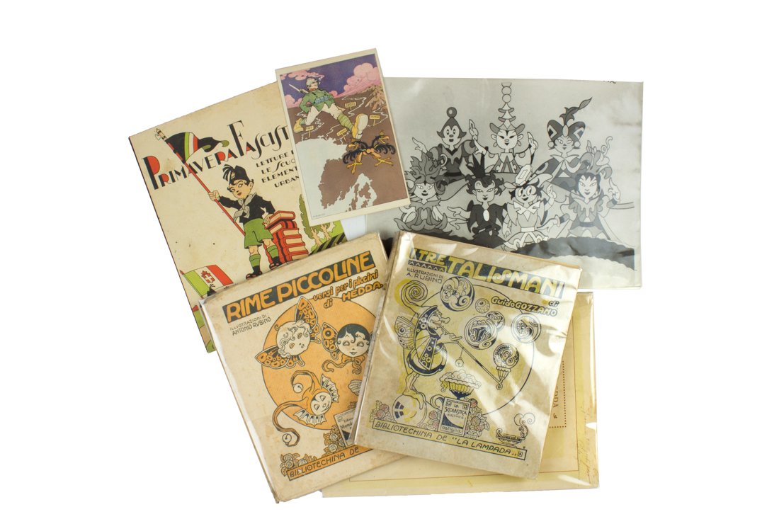 Lotto di opere illustrate da Antonio Rubino: Gozzano Guido, I tre talismani. Ostiglia: La scolastica, s.d. In-8° (mm 185x160). Pagine 115, [3]. Alcune pagine parzialmente staccate, brunitura omogenea ma lieve. Legatura in brossura origi