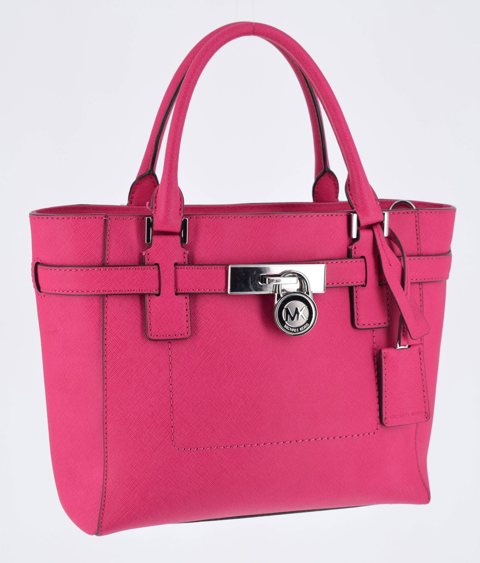 MICHAEL KORS: Cabas en cuir strié rose, cadenas, clé sous clochette, anse bandoulière amovibleDim : 25 x 22 cmExcellent état