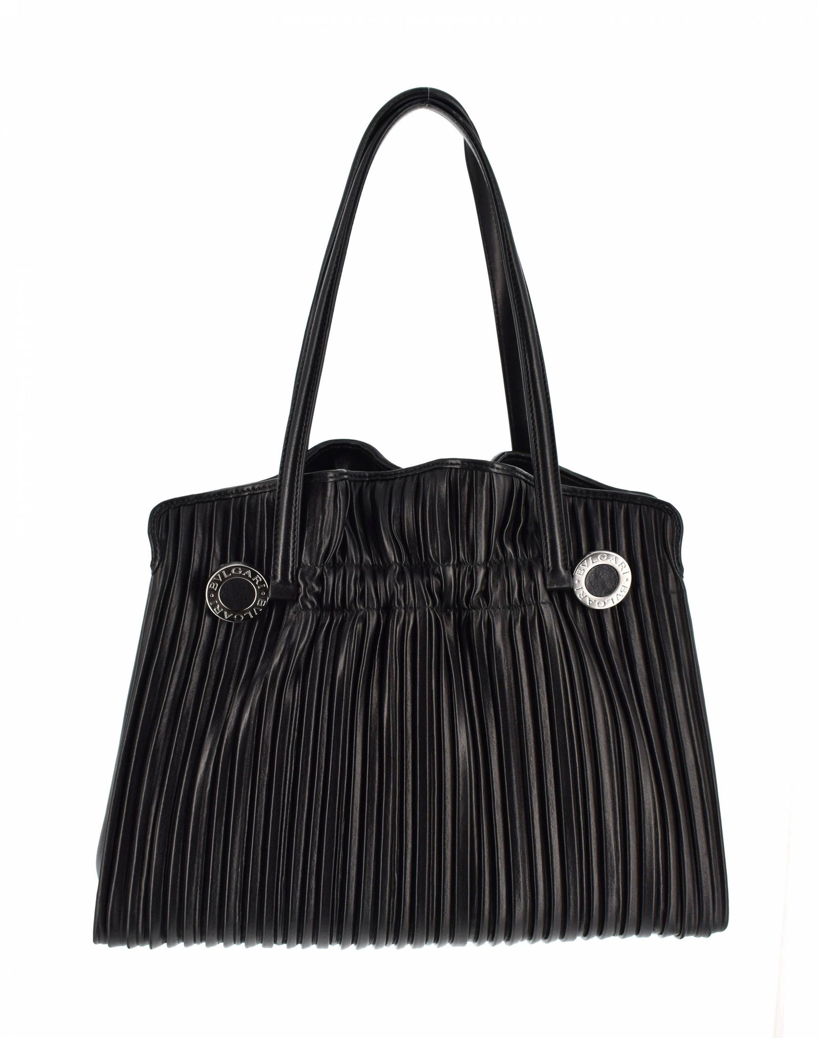 BVLGARI: Cabas en cuir plissé noir, garnitures en métal argentéDim : 36 x 30 cmExcellent état