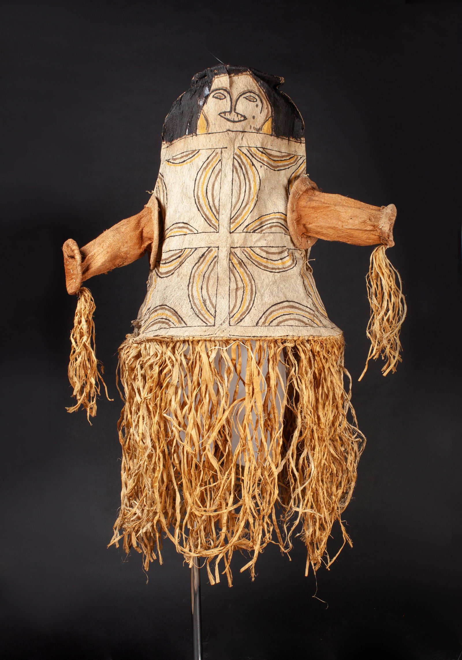 Masque heaume de danse initiatique présentant un: Masque heaume de danse initiatique présentant un buste anthropomorphe au visage grimaçant sous l’effet d’un hallucinogène puissant Écorce battue nouée et cousue, p