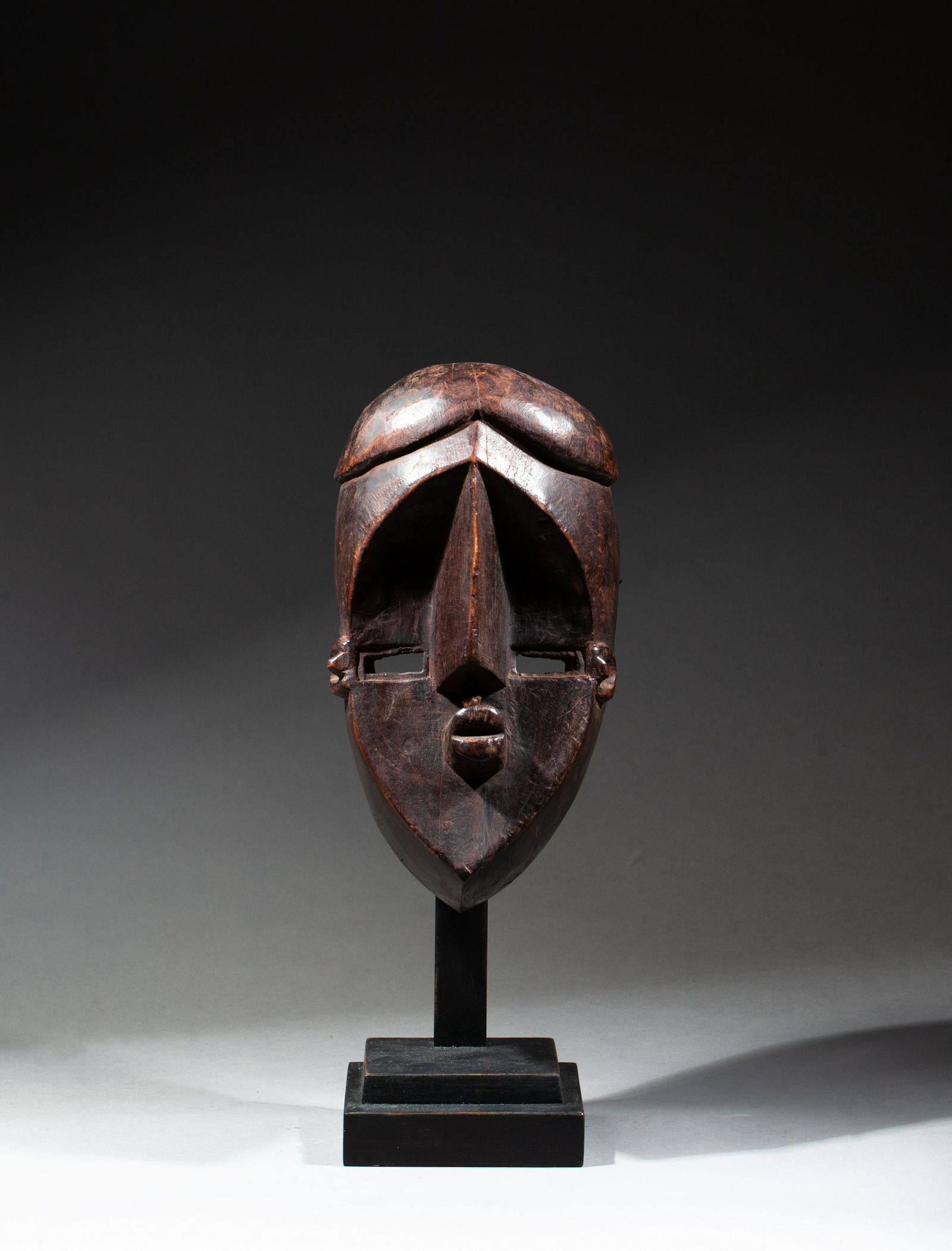 masque de danse présentant un visage oblongue (1 of 2)