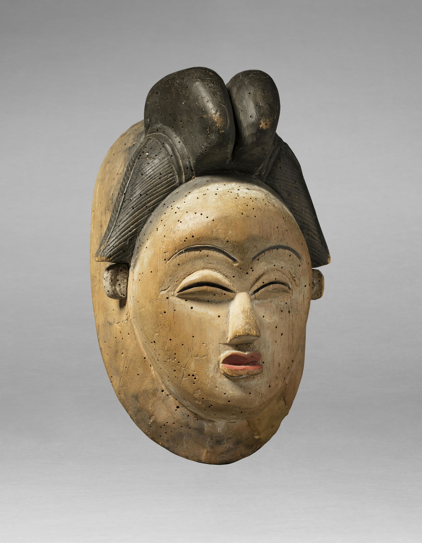 Masque de danse présentant un visage féminin (1 of 1)