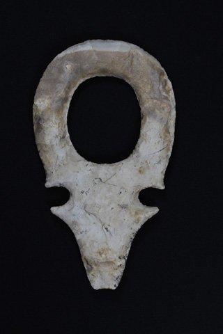 Rare style Pre-Columbian Eccentric: A true masterpiece of pre-columbian flint napping, Flint maces / eccentrics like the rarely are offered for sale so don't miss this chance! Size: 7 1/8" long 4" wide, Ex Byron Anderson collection who