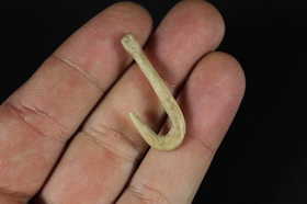 MIXED NATIVE AMERICAN STONE TOOLS & FISH HOOKS