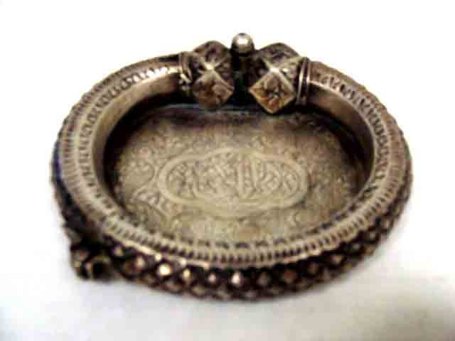 Persian Silver Ashtray Rare Islamic Engraving 123g: Old and rare Ismalic Persian Silver Ashtray with stamp, Islamic writings are engraved, (Allah). Weight 123g, Exact silver metal content unknown, minimum 50%. Dimension: 4" x 3.75"