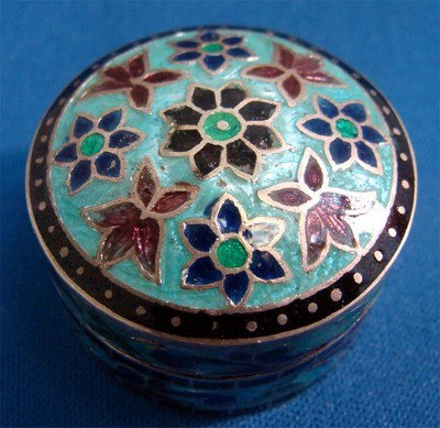 Enamel Floral Decorated Sterling Silver Snuff Box Signe: Stamped 925. Beautifully decorated enamel and silver snuff container, floral design on the top and around the sides of the base. Dims 1. 25"x1" weight 30g