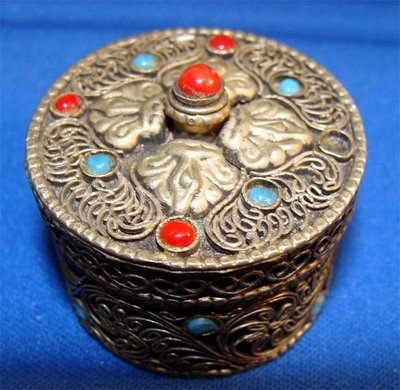 Russian Enameled Silver Snuff Box Coral & Turquoise: Decorated with coral and turquoise accents, this intricately engraved Russian silver snuff is extraordinary, Dims 1.5"tall by 1.5" diameter, weight 20g