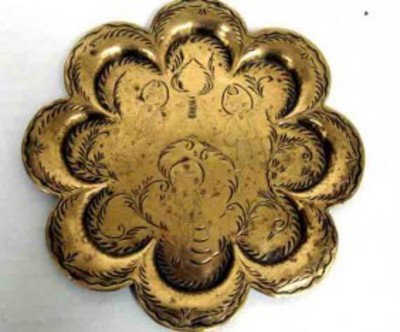 8" Persian Clover Copper Metal Engraved Plate: Eight sided clover plate, with beautiful old engraving, rare. Weight 195g dimension: 8"d
