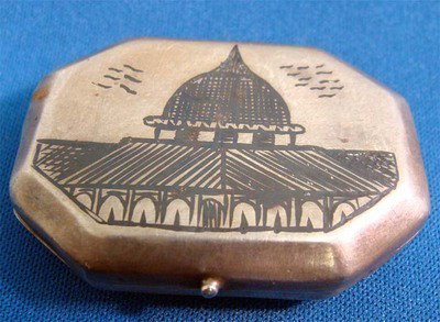Silver Snuff Box With Palace Engraving: A palace is depicted in this nice snuff box, sterling silver and black enamel design. Dims 2"x. 5" weight 30g