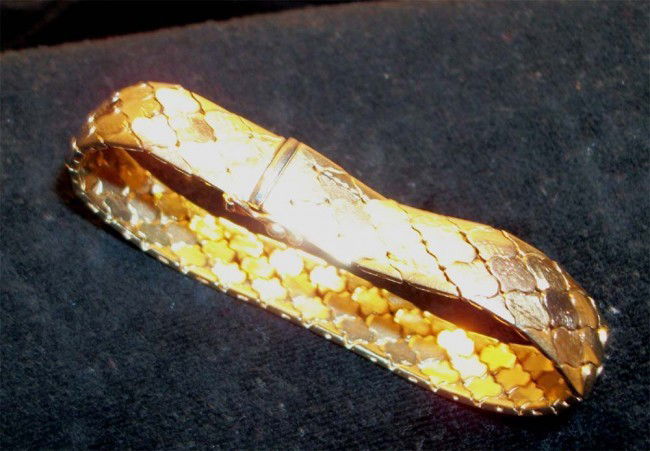 ANTIQUE 4 LINK 14K GOLD BRACELET 1 OZ Weight .585: From a Maryland Estate, This is a magnificent piece with designs etched into the gold. 9 Inch length. One ounce weight. K44W21BL