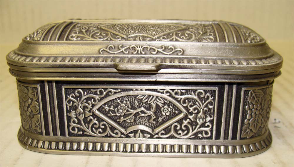 Silver metal Nepalese Flower Engraved Jewelry Box: Dimensions 3.5" by 2.5" K5W8