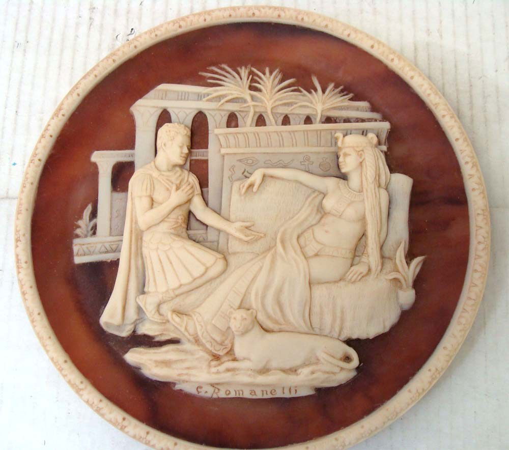 Antony & Cleopatra Incolay Stone Sculpted Plate 1979: A closed, numbered limited edition, "Antony and Cleopatra" 1st Issue "Great Romances of History" by Carl Romanelli 1979 sculpted in solid incolay stone from Incolay Studios, California 1979, diameter