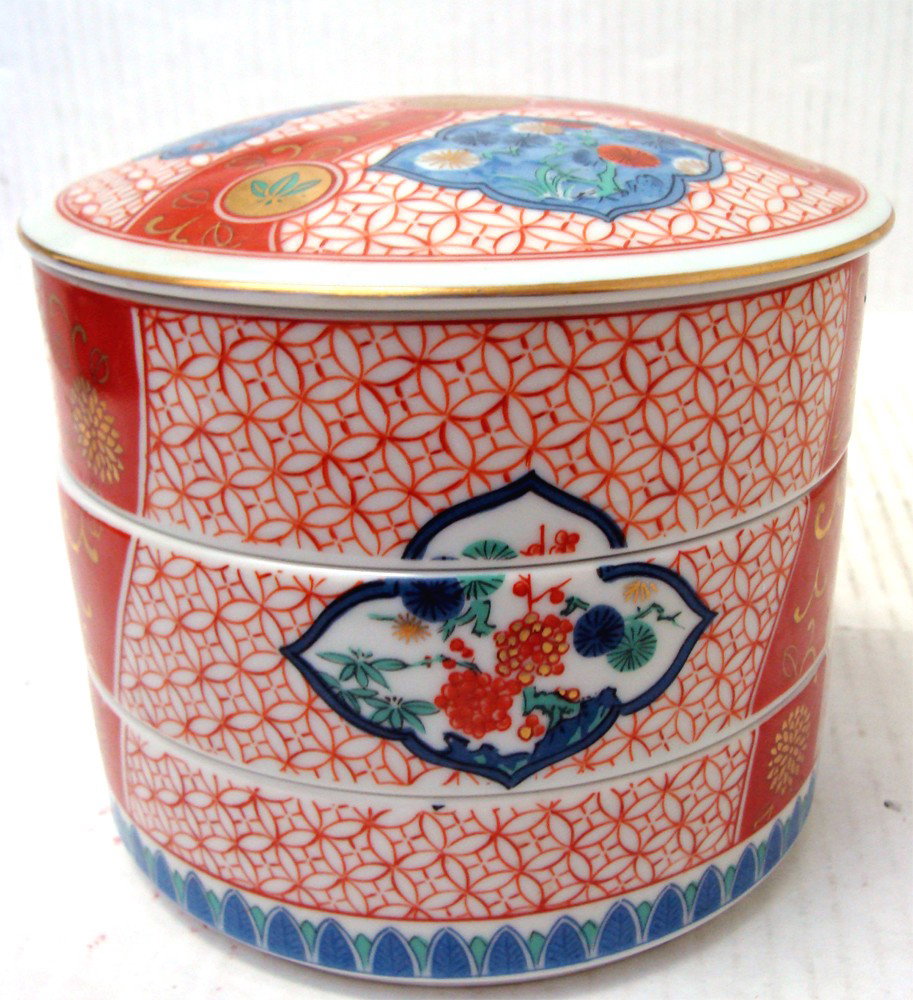 Antique Japanese 4 Piece Stacking Imari Porcelain Boxes: Makers mark on each of the bowls, dimensions 5.5" tall by 6.25" diameter. K7W4