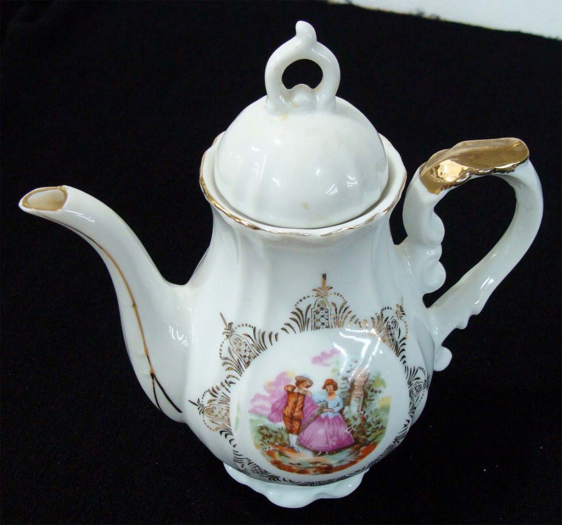 Porcelain Teapot Music Box Apr 10, 2012 AuctionBarn.estate Inc in CA
