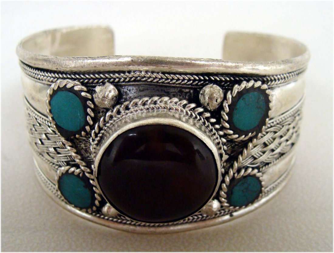 Nepal Tibetan Nickel Silver Bracelet: One large Black Round stone surronded by 4 Turquoise inset in Nickel Silver K4W7