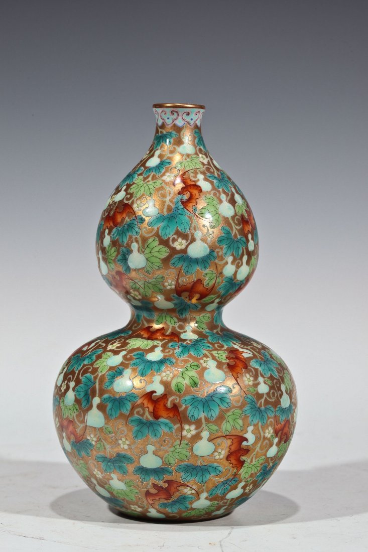 CHINESE ANTIQUE FAMILLE ROSE PORCELAIN DBLE GOURD VASE: DEPICTING GOURDS AND BATS. SIX CHARACTER BLUE MARKED. Dims 7" H X 4" Diameter, DB139