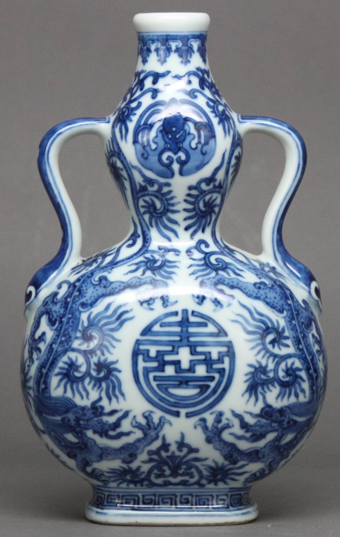 CHINESE ANTIQUE BLUE AND WHITE PORCELAIN MOON FLASK: DEPICTING DRAGON AND BATS SIX CHARACTER MARKED , QIAN LONG PRODUCTION, 7.75" H DB150