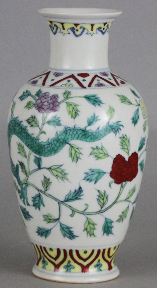 Chinese pattern Long teng hu yue porcelain vase: 7.5'' H X 4'' D, JCK200