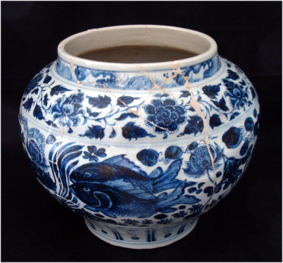 Large Chinese Blue & White Porcelain Vase Fish Design: Dimensions: 11" tall by 13" diameter, CHA1002