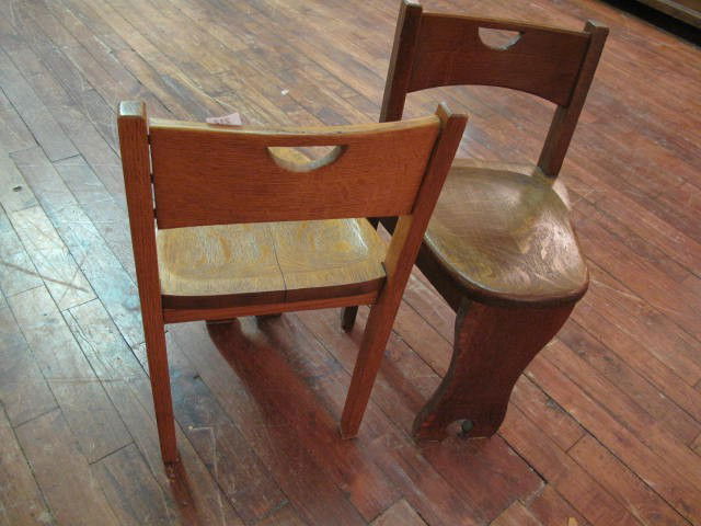 2 CHAISES EN CHENE DE STYLE MISSION: CIRCA 1915