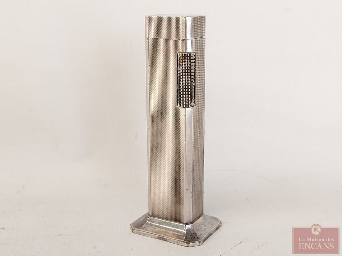 Dunhill Tall Boy lighter measuring 4.25 inches in height - made in England: Dunhill Tall Boy lighter measuring 4.25 inches in height - made in England