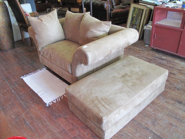 COUCH WITH FOOTREST: Fauteuil une place beige avec appuie-pied / Beige couch with footrest