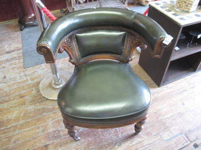 OFFICE CHAIR ON WHEELS: Chaise à roulettes, en bois et cuir vert, mesurant 31" X 26" / Chair with wheels, wood and green leather, measuring 31 "X 26"