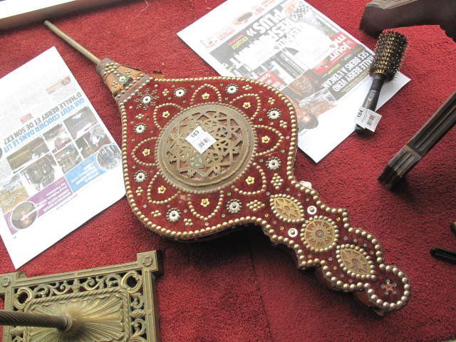 FIREPLACE BELLOWS: Soufflet en bois (tel quel)mesurant 38" X 13" / Wooden fireplace bellows (as is), 38" X 13"