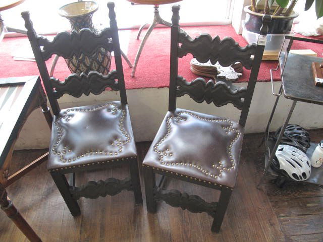 4 CHAIRS: 4 chaises en bois avec siège en cuir / 4 wooden chairs with leather seat