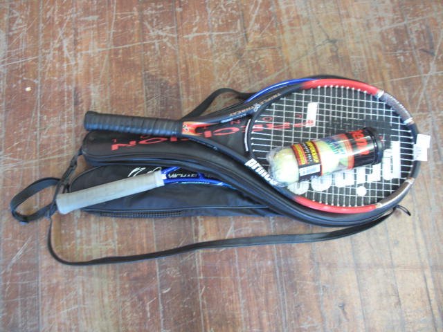 TENNIS ACCESSOIRES: 2 Raquettes de tennis de marque Price (une rouge et une bleu) and 3 balles de tennis / 2 Tennis rackets Price branded (one red + one blue) and 3 tennis balls