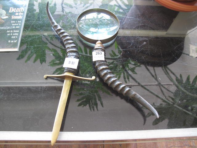 LETTER OPENER & MAGNIFIER: Ouvre-lettre et loupe en forme de corne d'animal / Letter opener and magnifier with horn shapped handle