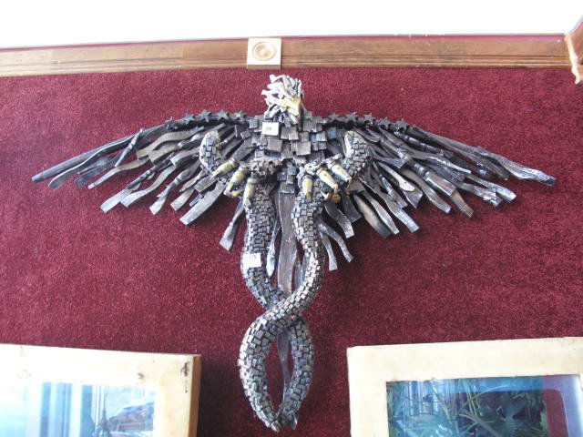 PETER BEARD'S PRIVATE COLLECTION WOODEN SCULPTURE: Collection privée de Peter Beard, Sculpture en bois représentant un oiseaux et serpents, mesurant 30" X 46" /Peter Beard's private collection, Wooden sculpture of bird & snakes, 30" X 46"